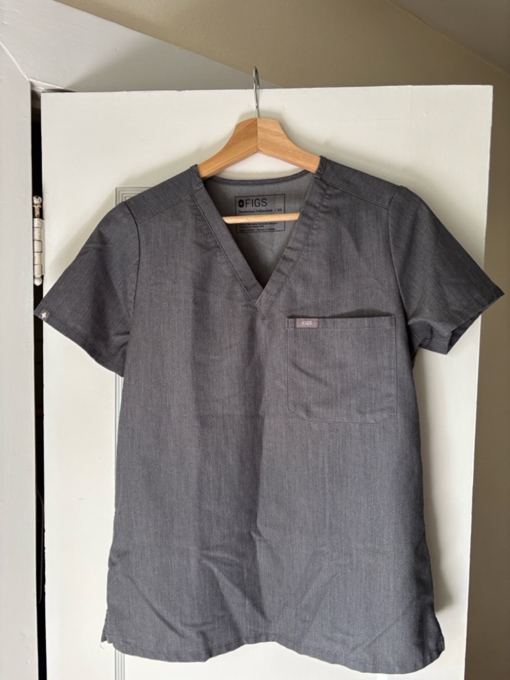 Figs Women’s Scrub Top and Pants XS- Charcoal Gray